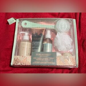 Tuscan Hills Spearmint & Argan Oil Bath Collection - Mint Green 
8 pc.